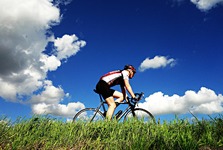Cyklisté riskují život. Jezdí do zákazu u Blučiny, motají se strojům do cesty